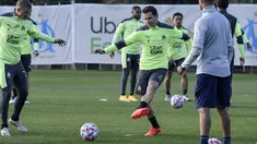 Gelandang Marseille, Florian Thauvin (tengah) saat mengikuti sesi latihan di Marseille (24/11/2020). Marseille akan bertanding melawan Porto pada Grup C Liga Champions di Stade Orange Velodrome. (AFP/Nicolas Tucat)