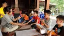 Salah satu instruktur memberikan arahan cara membuat layang-layang pada sejumlah anak di Museum Layang-Layang, Jakarta, (27/9/2014). (Liputan6.com/Helmi Fithriansyah)
