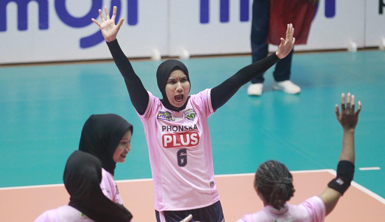 Pemain Gresik Petrokimia Pupuk Indonesia, Yolana Bheta Pangestika (tengah) bersama rekan-rekannya melakukan selebrasi setelah mencetak poin saat menghadapi Jakarta Pertamina Fastron pada laga Final Four Proliga 2023 di GOR Tri Dharma, Gresik, Jawa Timur, Jumat (24/2/2023). Gresik Petrokimia Pupuk Indonesia menang 3-1 (23-25, 25-14, 25-19 dan 25-19). (Dok. Proliga 2023)