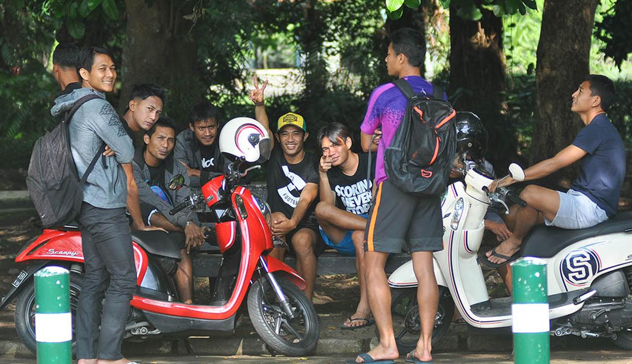 Suasana kekeluargaan para punggawa Singo Edan sesaat sebelum menjalani latihan di Kebun Raya Purwodadi, Pasuruan. (Bola.com/Kevin Setiawan)