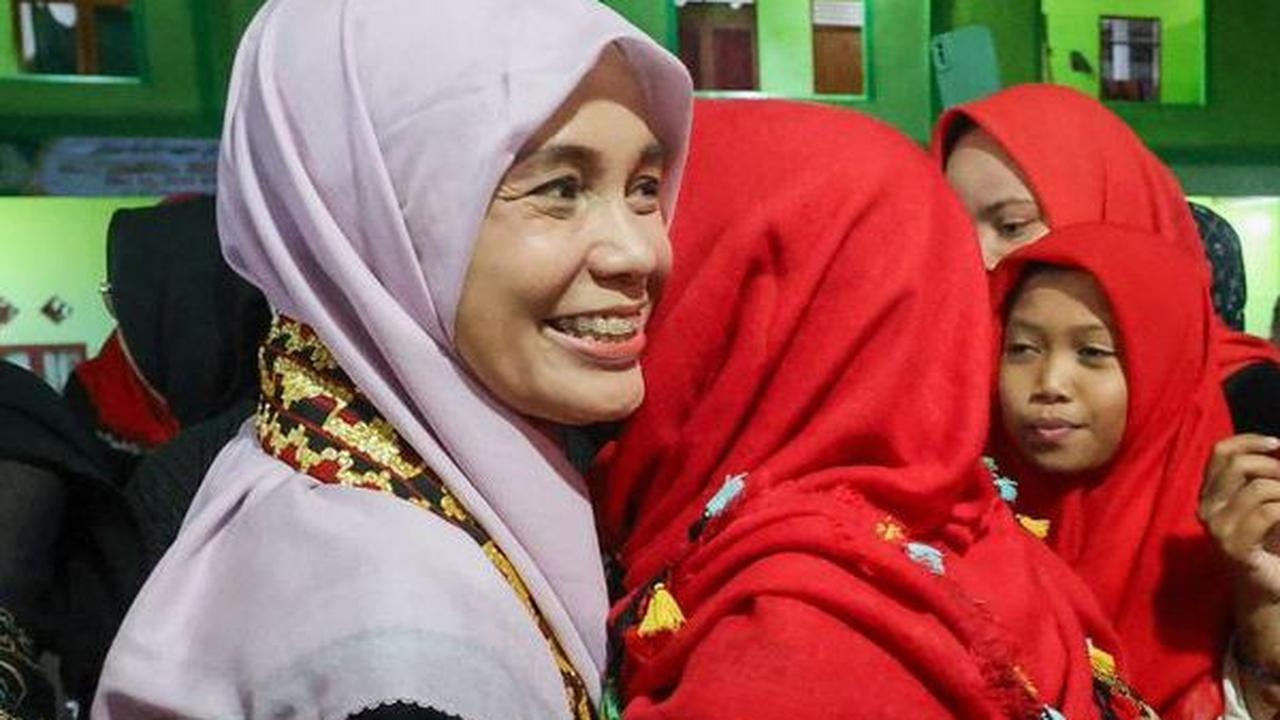 Menginap di Ponpes Miftahul Huda Lampung, Atikoh Ganjar Cerita Perjalanan Hidup hingga Ajak Santri Berselawat