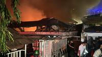 Pasar Taman Puring, Kebayoran, Jakarta Selatan dilanda kebakaran hebat pada Senin malam, Senin (28/7/2025). (Liputan6.com/Nanda Perdana)