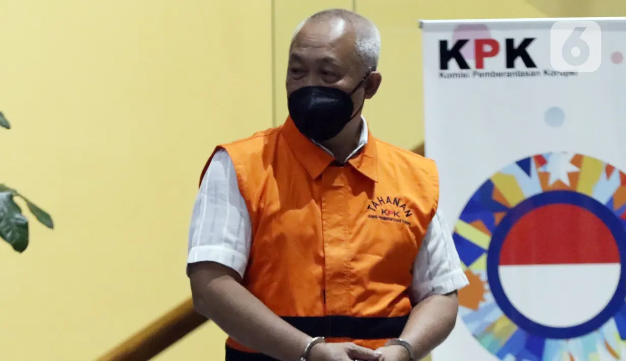 Kadis PUPR Kabupaten Musi Banyuasin nonaktif, Herman Mayori usai menjalani pemeriksaan di Gedung KPK, Jakarta, Selasa (7/12/2021). KPK melanjutkan pemeriksaan Herman Mayori sebagai tersangka kasus dugaan suap proyek infrastruktur di Pemerintah Kabupaten Muba 2021. (Liputan6.com/Helmi Fithriansyah)