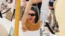 Model Kendall Jenner, tampil dengan tas Duo Mini Kate Spade New York berwarna Garden Soil, lengkap dengan Bag Charm Dog Dangle dari Kate Spade New York. (Foto: Kate Spade.dok)