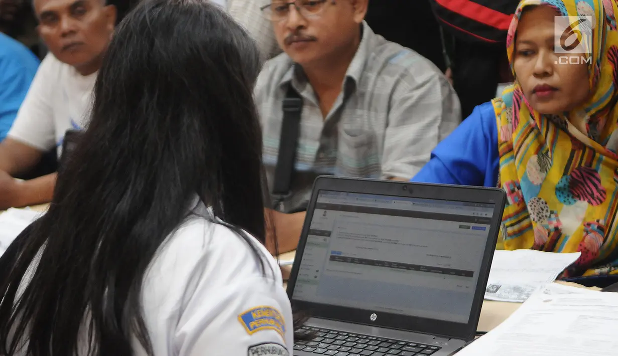 Warga mengantri  untuk mendaftar  mudik gratis di Kantor Kemenhub, Jakarta, Senin (25/03). Pendaftaran mudik gratis  sudah mulai dibuka pada Rabu (20/3), Pendaftaran akan ditutup apabila kuota  terpenuhi, warga harus mendaftar online di laman mudikgratis.dephub.go.id.Liputan6.com/ Herman Zakharia