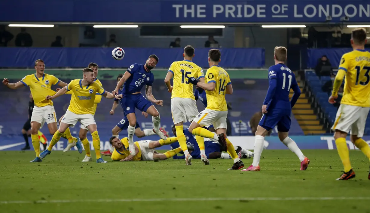 Pemain Chelsea Olivier Giroud (tengah kanan) berebut bola udara dengan pemain Brighton and Hove Albion Adam Webster pada pertandingan Liga Inggris di Stadion Stamford Bridge, London, Inggris, Selasa (20/4/2021). Pertandingan berakhir 0-0. (AP Photo/Frank Augstein, Pool)