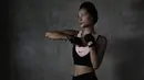 Model dan penyanyi, Rebecca Reijman, berpose usai latihan Muay Thai di rumahnya di Depok, Jawa Barat, Minggu (23/12). Beladiri Muay Thai dipilihnya untuk menjaga kebugaran dan sebagai pertahanan diri. (Bola.com/Vitalis Yogi Trisna)