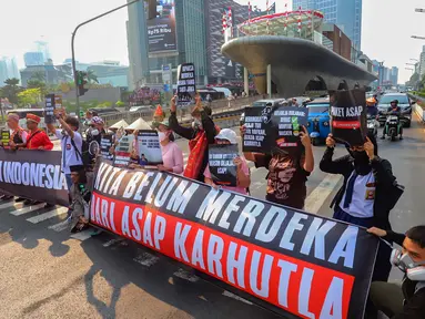 Aktivis lingkungan Wahana Lingkungan Hidup Indonesia (Walhi) berunjuk rasa terkait kebakaran hutan dan lahan (karhutla) di kawasan Tosari, Jakarta, Jumat . 14 Agustus 2026/ (KLY/ Arie Basuki)