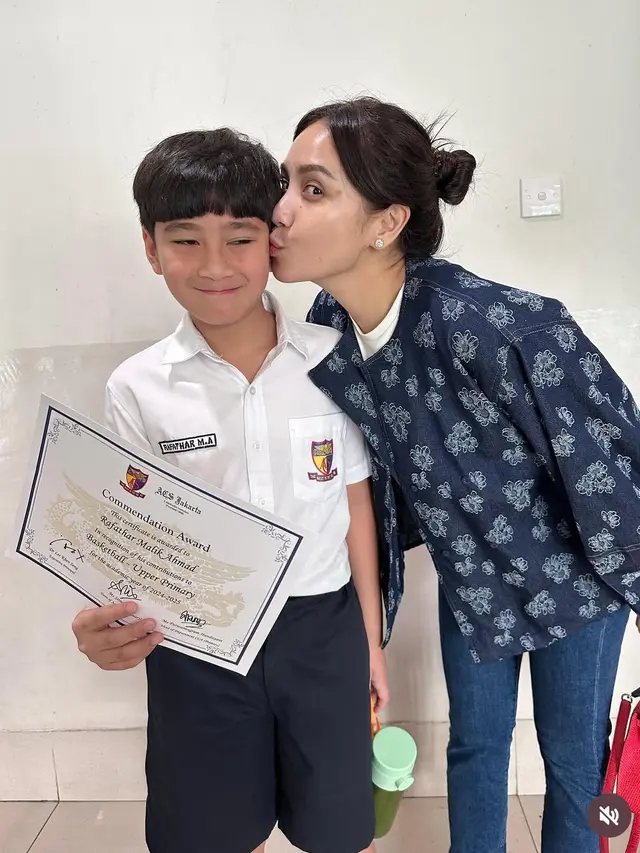 Nagita Slavina Tampil Tanpa Makeup saat Hadir di Sekolah Rafathar. [@raffinagita1717]