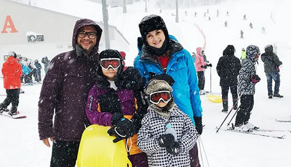 Menurut Mona Ratuliu, harus ada kerjasama orangtua dan pihak sekolah demi tumbuh kembang yang optimal bagi anak-anak. (Instagram/indrabrasco)