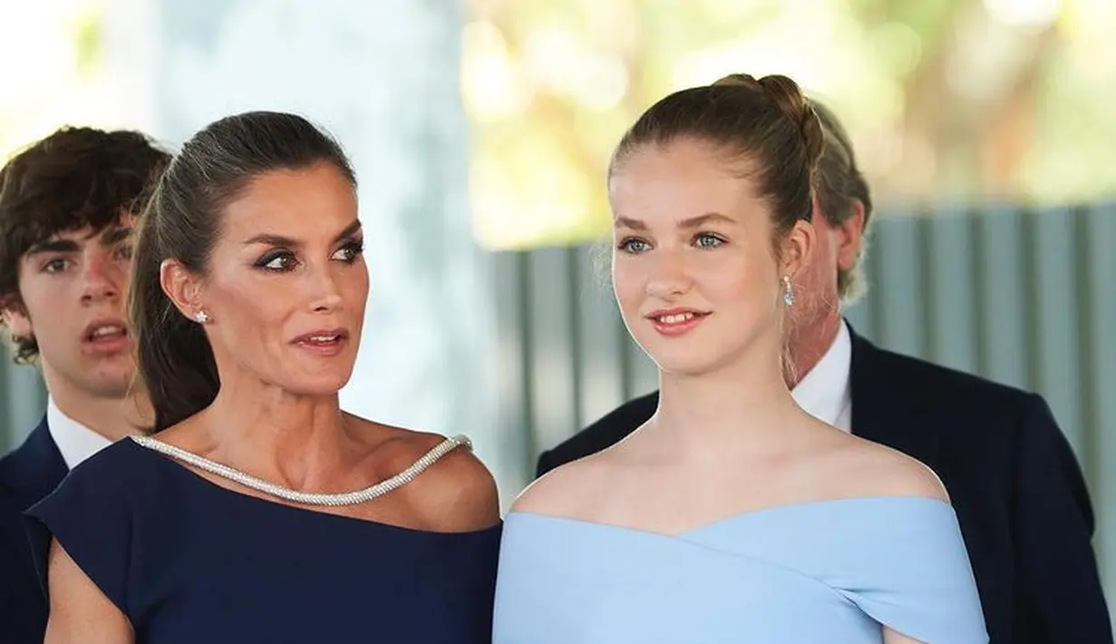 Terutama saat ia hadir bersama adik dan kedua orang tuanya di sebuah acara penghargaan yang berlokasi di Barcelona. Tampak Putri Leonor berdiri disamping ibunya, Ratu Letizia, dengan memakai gaun off shoulder berwarna biru muda. (Liputan6.com/IG/@josegegundez)