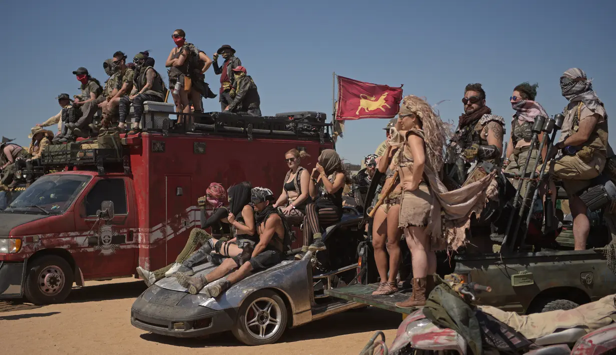 Para peserta menonton kontes baju renang selama festival Wasteland Weekend di Gurun Mojave, North Edwards, California, AS, Sabtu (28/9/2019). (Agustin Paullier/AFP)