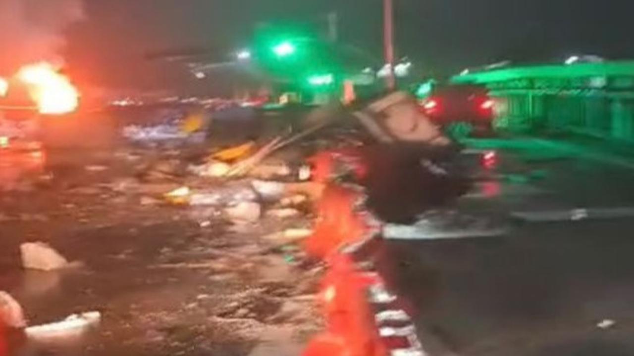 truk air galon tabrak gerbang tol ciawi