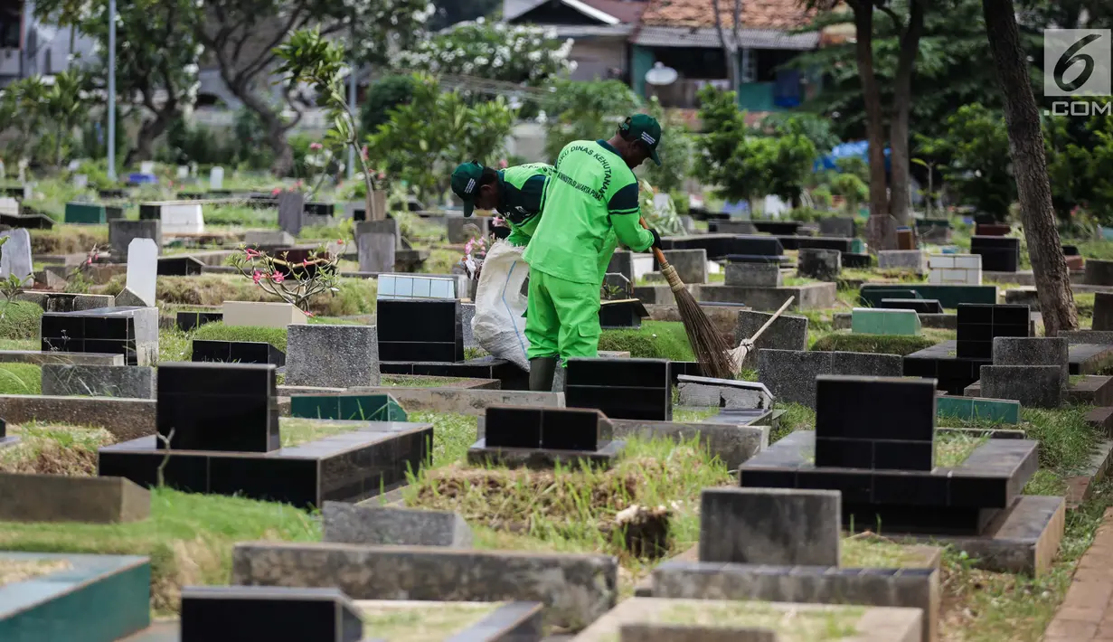 Petugas harian Sudin Kehutanan Jakpus membersihkan makam di Tempat Pemakaman Umum (TPU) Utan Jati, Kamis (11/1). Pemprov DKI membutuhkan lahan makam seluas 794 hektare, tapi hingga kini baru tersedia sekitar 611 hektare. (Liputan6.com/Faizal Fanani)