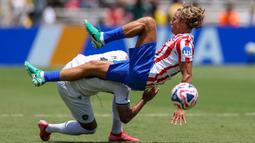 Pemain Atletico Madrid, Marcos Llorente (kanan) berebut bola dengan pemain Botafogo, Marlon Freitas dalam laga Grup B Piala Dunia Antarklub 2025 yang berlangsung di Rose Bowl stadium, Los Angeles, Amerika Serikat, Selasa (24/06/2025). (AFP/Stu Forster)