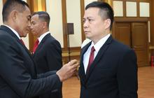 Kini Sudah Pecah Bintang, Ini Momen Brigjen Frega Wenas Jadi Perwira TNI Disalami BJ Habibie