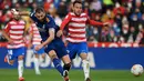 Pemain depan Real Madrid Prancis Karim Benzema (kiri) berebut bola dengan bek Granada Spanyol Quini dalam laga lanjutan Liga Spanyol di Stadion Nuevo Los Carmenes, Senin (22/11/2021) dini hari WIB.  Real Madrid menang telak dengan skor 4-1 atas tuan rumah Granada. (JORGE GUERRERO / AFP)
