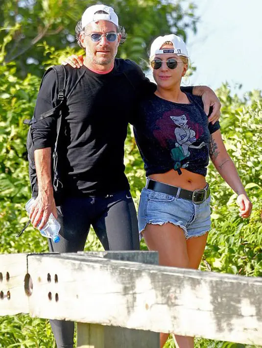 Meski sudah bertunangan, namun keduanya belum memikirkan soal pernikahan. Mengingat saat ini Lady Gaga masih dalam tahap pemulihan dari sakitnya seperti yang disiarkan beberapa waktu lalu. (Doc. Enews)