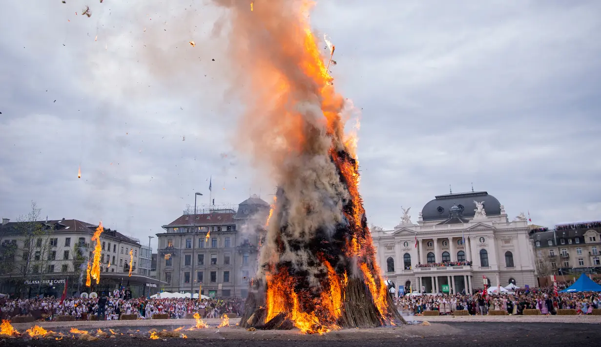 Sebuah boneka salju raksasa atau yang disebut Boeoegg dibakar di alun-alun Sechselaeuten, Zurich, Swiss (16/4). Menurut tradisi setempat semakin cepat Boeoegg meledak makan semakin cepat musim panas di Swiss. (Ennio Leanza/Keystone via AP)