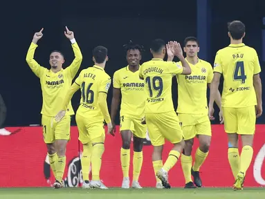 Gelandang Villarreal, Yeremi Pino (kiri) merayakan dengan rekan setimnya setelah mencetak gol ke gawang Real Madrid selama pertandingan lanjutan La Liga Spanyol di Estadio De La Ceramica di Villareal, Spanyol, Sabtu (7/1/2023). Villareal menang tipis atas Real Madrid dengan skor 2-1. (AP Photo/Alberto Saiz)