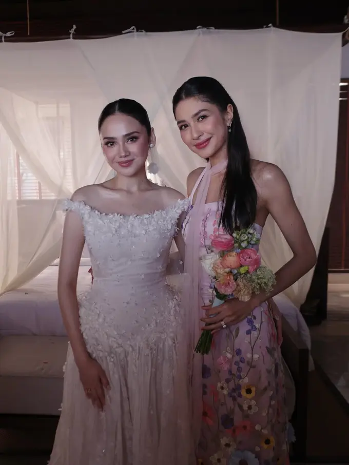 Gaya Mikha Tambayong Jadi Bridesmaid di Resepsi Syifa Hadju di Bali, Anggun Bergaun Floral dan Tas Dior Ratusan Juta