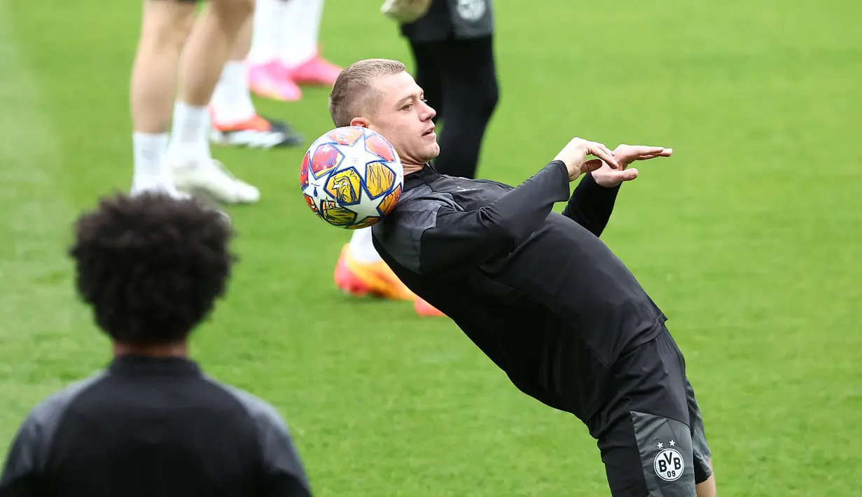 Bek Borussia Dortmund #26 Julian Ryerson menyundul bola selama sesi Latihan menjelang leg kedua semifinal Liga Champions 2023/2024 di Stadion Parc des Princes, di Paris, Senin (6/5/2024). (FRANCK FIFE / AFP)