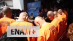 BNN kembali mengungkap peredaran narkoba jaringan Internasional, sejumlah barang bukti narkoba dan tersangka pengedar dipertontonkan didepan umum, Kepala BNN Komjen Budi Waseso kesal dengan pengedar hingga menyuruh tersangkan memakan narkoba tersebut...