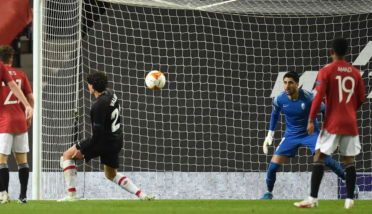 Bek Granada, Jesus Vallejo (kedua dari kiri) melakukan gol bunuh diri saat menghadapi Manchester United dalam laga leg kedua perempatfinal Liga Europa 2020/2021 di Old Trafford Stadium, Manchester, Kamis (15/4/2021). Granada kalah 0-2 dari Manchester United. (AFP/Oli Scarff)