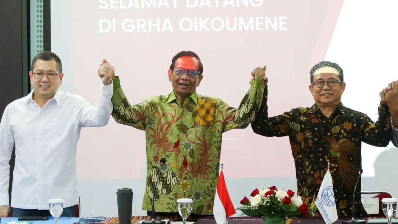 Menteri Koordinator Politik Hukum, dan Keamanan (Menkopolhukam) Mahfud Md menemui Ketua Persekutuan Gereja-Gereja Indonesia (PGI) dan jajarannya pada Selasa (19/12/2023). Mahfud menegaskan, pertemuan itu tidak berkaitan dengan urusan politiknya sebagai ca
