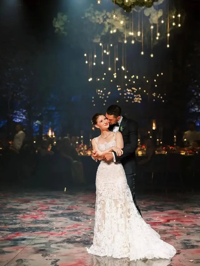 Detail Gaun Pernikahan Jennifer Gates Berhiaskan Renda Makrame Rancangan Vera Wang