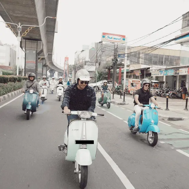 7 Potret Seru Azriel Hermansyah yang Kini Jadi Anak Vespa Klasik