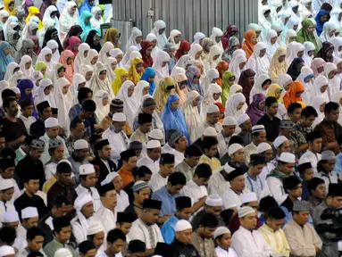 Ribuan umat muslim melaksanakan salat Idul Adha 1436 H di Masjid Istiqlal Jakarta, Kamis (24/9/2015). Salat Id dipimpin Imam Hasanudin dan khotbah disampaikan Guru Besar UIN Sunan Kalijaga Yogyakarta, Amin Abdullah. (Liputan6.com/Helmi Fithriansyah)