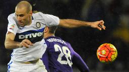 Aksi pemain Inter Milan, Rodrigo Palacio, saat melawan Fiorentina dalam laga Serie A Italia di Stadion di Artemio Franchi, Firenze, Senin (15/2/2016) dini hari WIB. (EPA/Maurizio Degl' Innocenti)