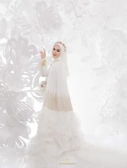 Gaun panjang ini dilapisi dengan blazer panjang yang punya aksen serupa dengan gaunnya. [@riacis1795]