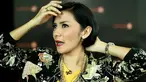Enno Lerian memilih meninggalkan image penyanyi cilik yang telah membesarkan namanya. Ia mencoba peruntungan memulai karir menyanyi baru sesuai dengan idolanya, India Arie. Tapi anehnya, ia gelagapan ditanya tentang seluk beluk idolanya tersebut. 