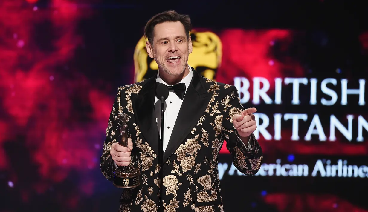Aktor komedi Jim Carrey saat menerima penghargaan selama acara BAFTA Los Angeles Britannia Awards 2018 di Beverly Hilton di Beverly Hills, California (26/10). Jim Carrey menerima Penghargaan Charlie Chaplin Britannia. (AFP Photo/Kevin Winter)