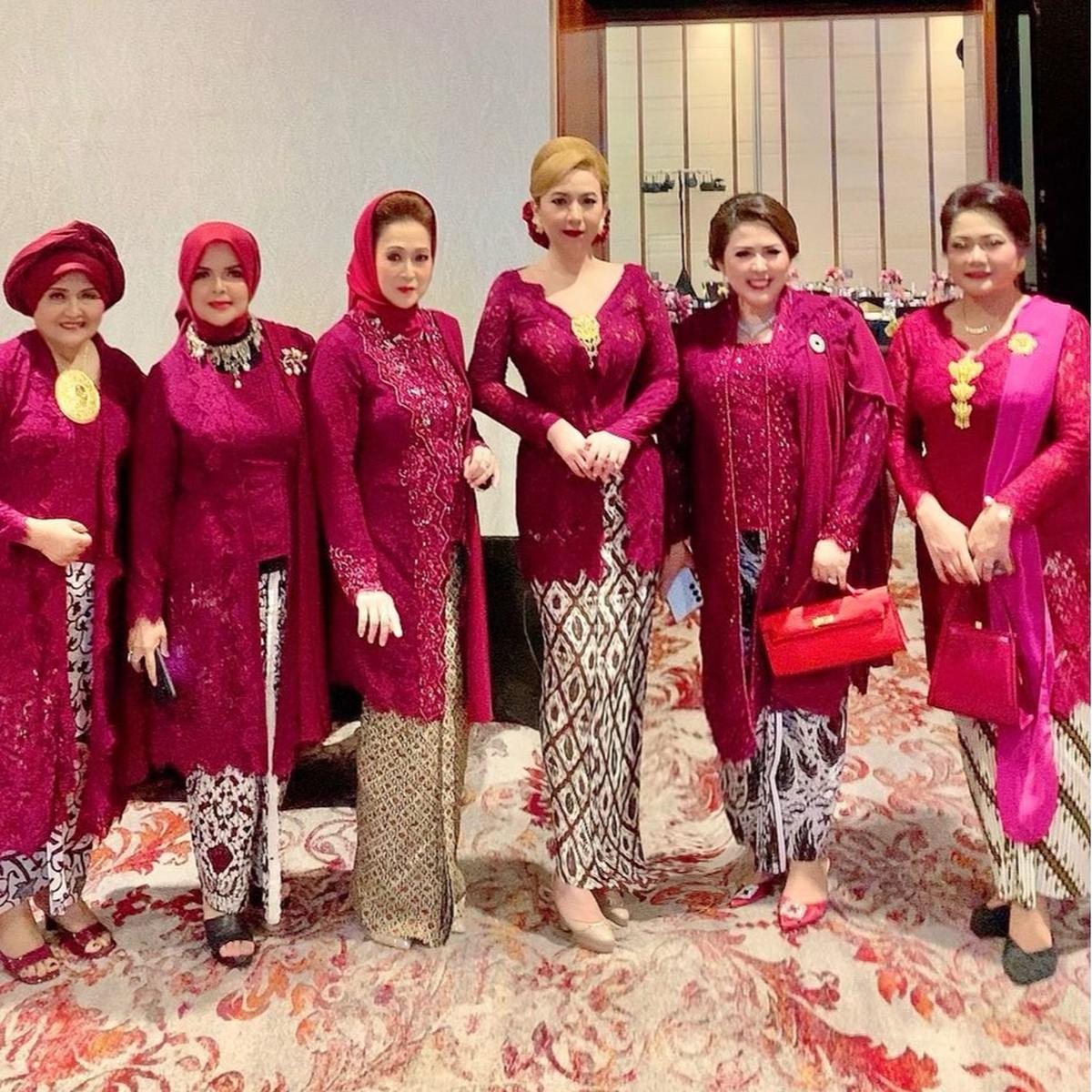 Potret Cantik Heni Tania Istri Kombes Polisi Kenakan Kebaya Warna Ungu