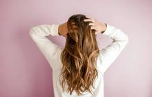 Cara Membersihkan Rambut Rontok di Kamar Mandi Tanpa Harus Menyentuhnya, Praktis dan Higienis