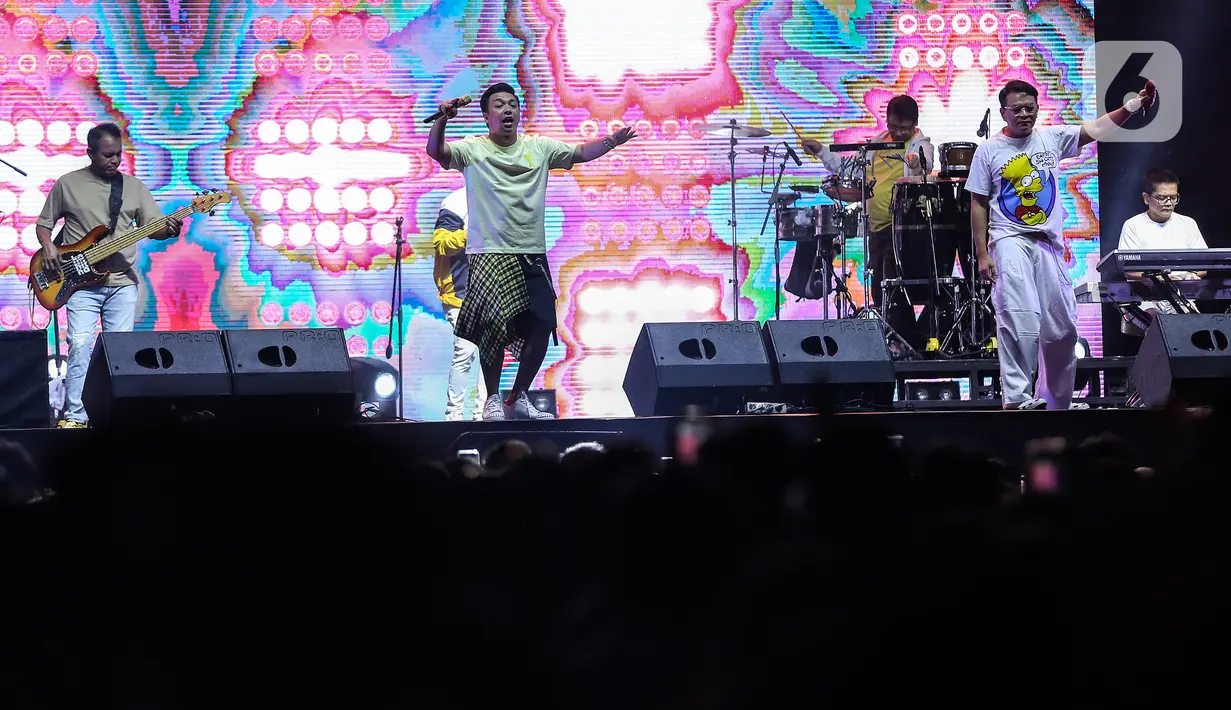 Kahitna sukses membuat para penonton berkaraoke bersama sepanjang penampilannya lewat lagu-lagu hits mereka. (Liputan6.com/Johan Tallo)