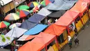 Deretan tenda pedagang kaki lima (PKL) di depan Stasiun Tanah Abang, Jakarta, Kamis (3/5). Diberikannya izin berjualan di kawasan tersebut menyebabkan fungsi trotoar dan jalan raya beralih fungsi. (Liputan6.com/Immanuel Antonius)