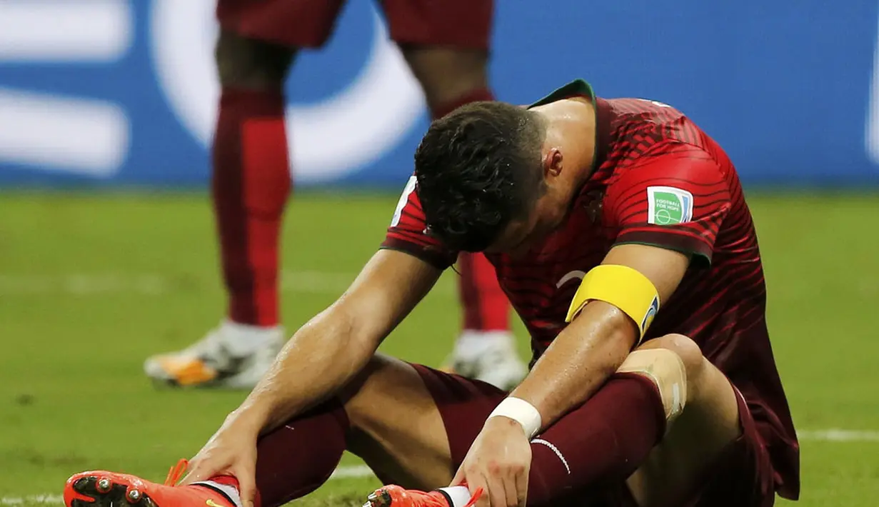 Cristiano Ronaldo tertunduk usai gagal membawa Portugal meraih poin penuh saat berlaga kontra Amerika Serikat di laga kedua penyisihan Piala Dunia 2014 Grup G di Stadion Amazonia, Brasil, (23/6/2014). (REUTERS/Jorge Silva)