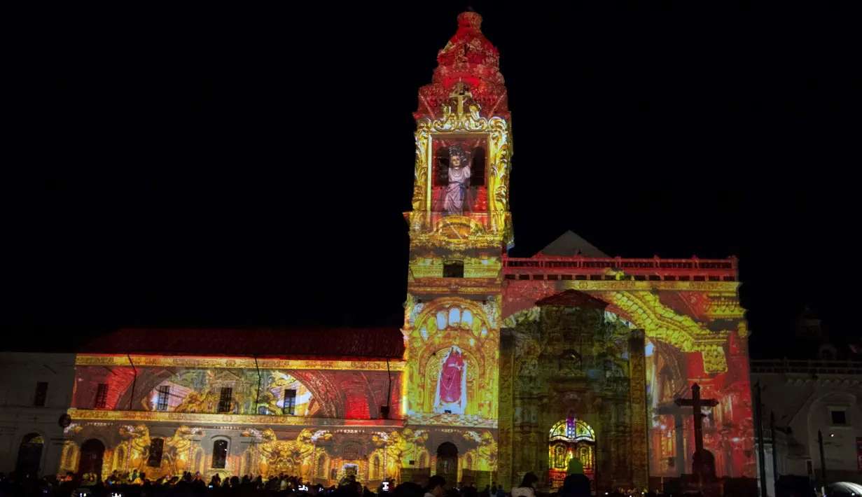 Ribuan orang menikmati tata cahaya yang ditembakkan ke Gereja Katolik di Quito, Ekuador pada 18 Oktober 2016. Acara ini bagian dari Konferensi PBB Habitat III. (REUTERS / Guillermo Granja)