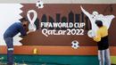 Masyarakat secara bergotong royong menghias daerah tempat tinggalnya untuk menyemarakkan Piala Dunia 2022.
