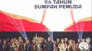 Atlet angkat besi Rizki Juniansyah (tengah) bersama pemuda-pemudi berprestasi saat puncak Hari Sumpah Pemuda ke-96 di Taman Mini Indonesia Indah (TMII), Jakarta, Senin (28/10/2024). (Liputan6.com/Herman Zakharia)
