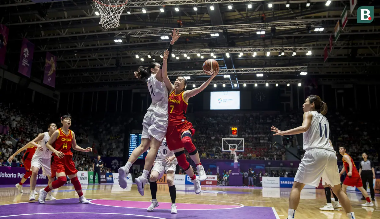 Pebasket China, Ting Shao, berusaha memasukkan bola saat melawan Korea Bersatu pada laga final basket wanita Asian Games di Istora, Jakarta, Sabtu (1/9/2018). China menang 71-65 atas Korea Bersatu. (Bola.com/Vitalis Yogi Trisna)