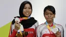 Pebalap sepeda Indonesia, Sri Sugiyanti dan Ni'mal Maghfiroh, saat pembagian medali pada Asian Para Games di Velodrome, Jakarta, Kamis (11/10/2018). Pasangan ini meraih medali perak di nomor trek Individual Pursuit B putri. (Bola.com/M Iqbal Ichsan)