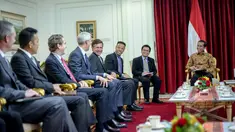 Presiden Joko Widodo (kanan) menerima kunjungan pemimpin perusahaan multinasional Amerika Serikat yang tergabung dalam US-ASEAN Business Council di Kantor Presiden, Jakarta, Selasa (5/5/2015). (Liputan6.com/Faizal Fanani)