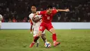 Frengky Missa (kiri) mencoba merebut bola dari pemain Vietnam, Xuan Bac Nguyen (kanan) pada final Piala AFF U-23 2025 antara Indonesia U-23 vs Vietnam yang berlansung di Stadion Utama Gelora Bung Karno, Selasa (29/7/2025) malam WIB.