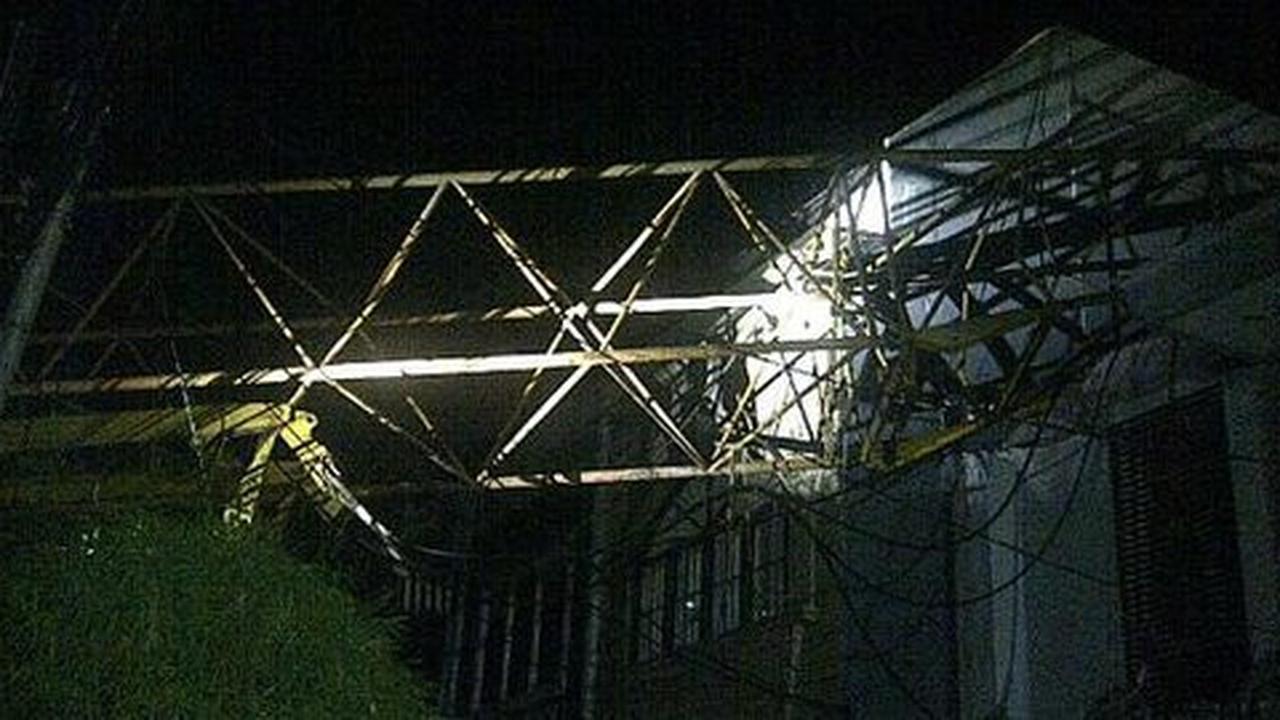 Crane jatuh timpa rumah di Kebayoran baru