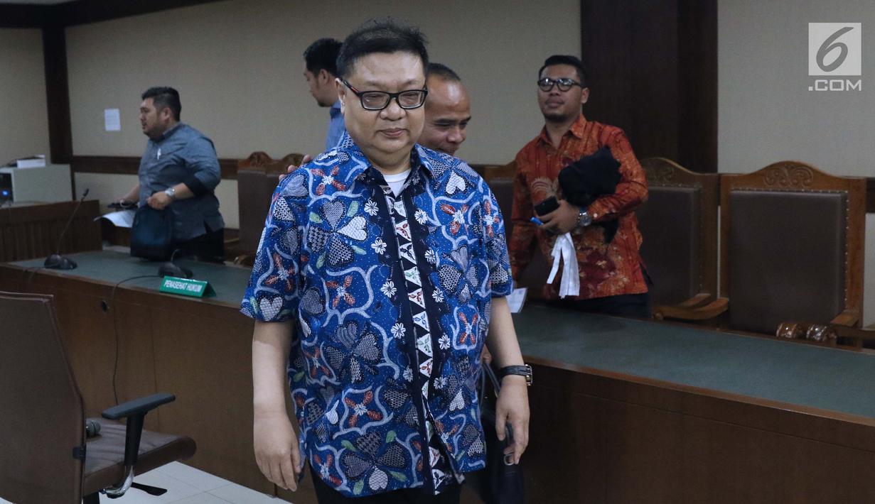 Terdakwa kasus suap hakim ad hoc PN Tipikor Medan, Hadi Setiawan usai menjalani sidang pembacaan putusan di Pengadilan Tipikor, Jakarta, Kamis (4/4). Hadi Setiawan divonis 4 tahun penjara dan denda Rp 200 juta subsider 3 bulan kurungan. (Liputan6.com/Helmi Fithriansyah)